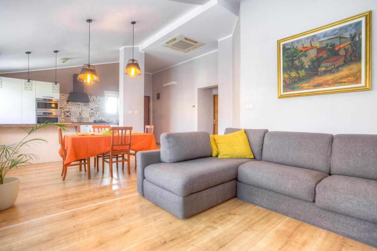 Diconi Apartment Pula Bagian luar foto